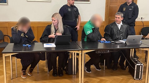 Zwei mutmaßliche Mitglieder einer Schockanrufer-Bande müssen sich vor dem Landgericht Frankenthal verantworten.