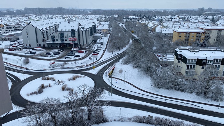 In der Pfalz liegt viel Schnee. Straßen, Wege und Pflanzen sind bedeckt damit - Kinder spielen mit dem Schnee.