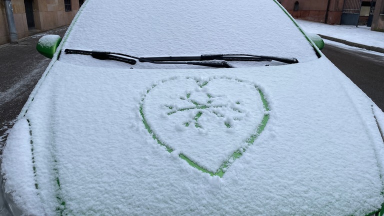 In der Pfalz liegt viel Schnee. Straßen, Wege und Pflanzen sind bedeckt damit - Kinder spielen mit dem Schnee.