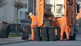 Schwerer Arbeitsunfall in Mulfingen (Hohenlohekreis): Ein Mann ist von einem Müllwagen gestürzt. (Symbolbild)