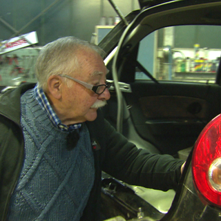 Erwin Walther aus Dirmstein bei der Arbeit: Das Auto eines Kunden muss ausgebeult werden. Seine Lieblingsaufgabe. 