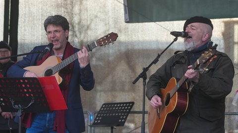 Der Sänger der Kultband Anonyme Giddarischde bei einem Konzert.