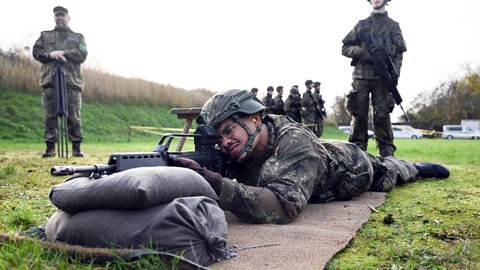 Rekruten bei der Gefechtsausbildung im Rahmen eines Medientages zur Basisausbildung bei der Bundeswehr.  Die ersten Fragebögen zum neuen Wehrdienst der Bundeswehr sind verschickt worden, auch an 18-Jährige in der Pfalz. Der Friedensbeauftragte der Evangelischen Kirche der Pfalz in Speyer, Gregor Rehm, berät sie bei ihrer Entscheidung. 