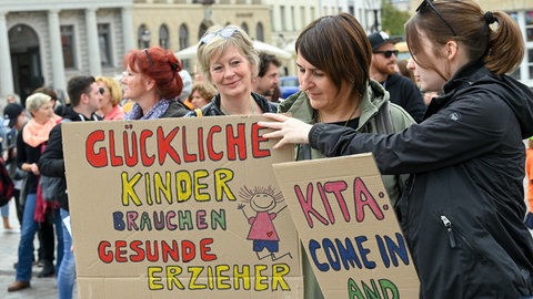 Erzieherinnen protestieren gegen die hohe Belastung (Symbolbild)