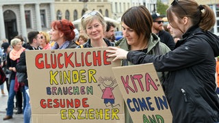 Erzieherinnen protestieren gegen die hohe Belastung (Symbolbild)