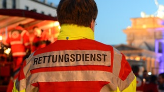 Weil ein Rettungssanitäter nach dem gemeinsamen Dienst eine Kollegin vergewaltigt hat, muss er für drei Jahre und acht Monate in Haft (Symbolbild)
