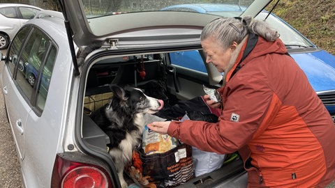 Sigrid Grewe hat Futter für ihre zwei Hunde bei der Tiertafel des Tierheims Landau geholt.