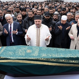 Menschen beim Totengebet für Serkan C. in Ludwigshafen