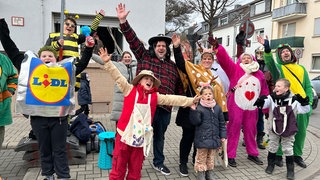 Viele Narren ziehen beim Fasnachtsumzug Mannheim-Ludwigshafen durch die Stadt.