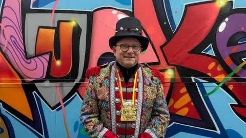 Viele Narren ziehen beim Fasnachtsumzug Mannheim-Ludwigshafen durch die Stadt.