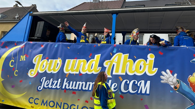 Viele Narren ziehen beim Fasnachtsumzug Mannheim-Ludwigshafen durch die Stadt.