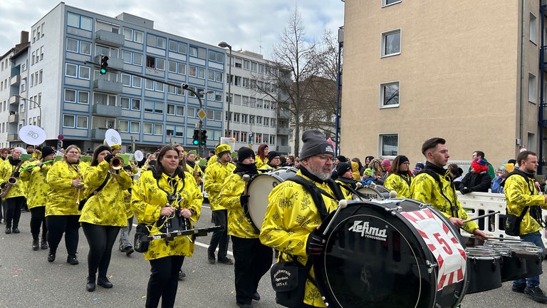 Viele Narren ziehen beim Fasnachtsumzug Mannheim-Ludwigshafen durch die Stadt.