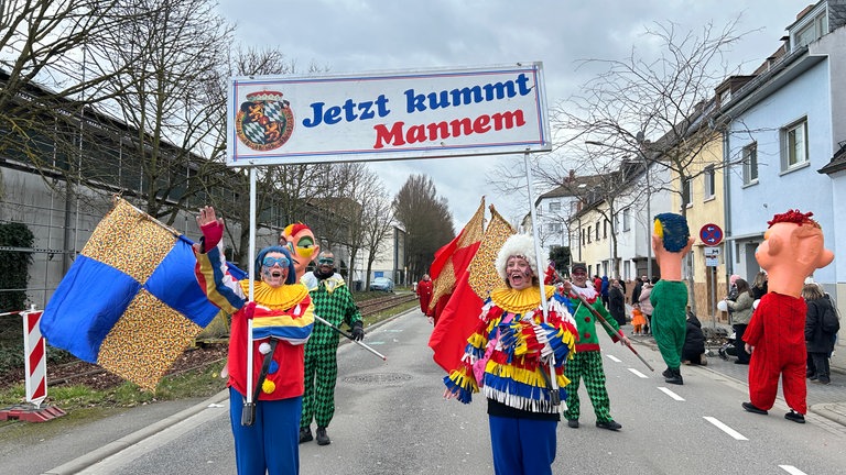 Die Narren feiern in Ludwigshafen entlang des Rheins.