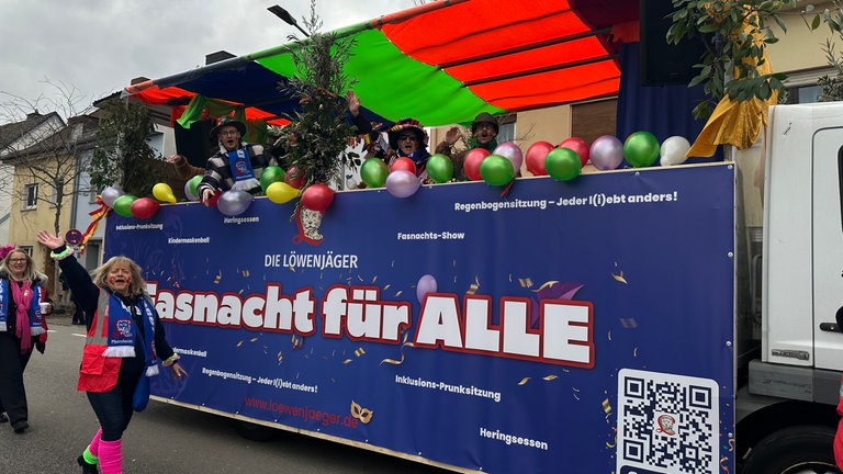 Die Narren feiern in Ludwigshafen entlang des Rheins.
