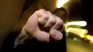 Illustration: Ein junger Mann hebt seine geballte Faust. Symbolbild für: Hilfe für psychisch kranke und straffällige junge Menschen in Klingenmünster.