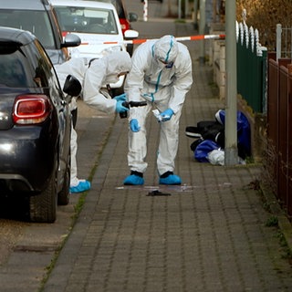 Nach einem Tötungsdelikt in Böhl-Iggelheim werden am Tatort Spuren gesichert