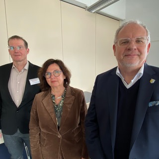 Rechts im Bild steht Landrat Hans-Ulrich Ihlenfeld (CDU),  in der Mitte Heike Arend vom Landkreistag (SPD) und links der Verwaltungsdirektor des Kreiskrankenhauses Grünstadt nach der Pressekonferenz in Grünstadt: sie fordern Klarheit, wie Kreiskliniken und Katastrophenschutz im Land ausreichend finanziert werden können und benötigen dafür Fördermittel vom Land.