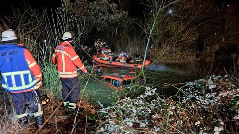 Fahrzeug im Neckar bei Mosbach