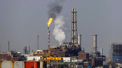 Das Ludwigshafener BASF-Werk mit Fackel (Symbolbild). Die Stimmung unter den BASF-Angestellten ist schlecht.