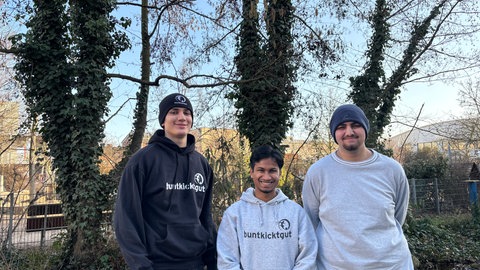 Von links nach rechts: Tawab (18), Yasin (23) und Ismail (18) von "buntkicktgut". Die drei beschäftigt vor der Landtagswahl die geringe Finanzierung ihres Vereins.