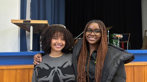 Precious und Leslie stehen in der Aula des Max-Planck-Gymnasiums. Am 22. März werden sie zur Landtagswahl zum ersten Mal wählen gehen. 