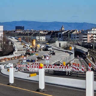Das Bild zeigt, dass die Hochstraße Süd in Ludwigshafen aktuell noch eine große Baustelle ist. Ab Juli soll sie vollständig befahrbar sein.