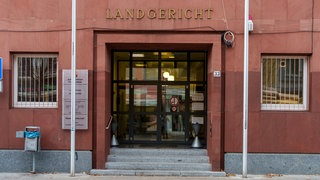 Das Foto zeigt das Landgericht Frankenthal. Hier wird am Montag ein Urteil gegen einene 18-Jährigen gesprochen. Er gestand vor Gericht, versucht zu haben, seinen schlafenden Vater zu töten.