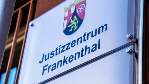 Das Justizzentrum in Frankenthal. Eine Frau soll in Ludwigshafen von ihrem Ehemann erstochen worden sein, deshalb hat die Staatsanwaltschaft den Ehemann jetzt wegen Mord angeklagt.