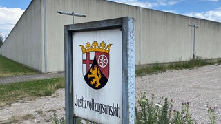 Auf dem Bild ist die JVA Frankenthal von außen zu sehen. Immer mehr synthetische Drogen werden in die JVA Frankenthal geschmuggelt. Für die Gefängnisleitung ist das ein Problem.