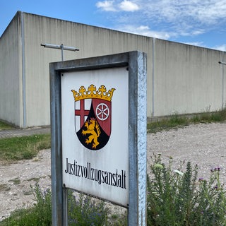 Auf dem Bild ist die JVA Frankenthal von außen zu sehen. Immer mehr synthetische Drogen werden in die JVA Frankenthal geschmuggelt. Für die Gefängnisleitung ist das ein Problem.