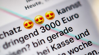 Love-Scamming: In einem Handy-Chat bittet jemand seinen "Schatz" um Geld