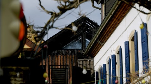 Nach dem Brand blieb nur noch der ausgebrannte Dachstuhl eines Gebäudes übrig, das auf dem Gelände eines Weinguts in Kallstadt steht.