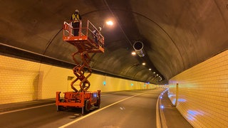 Wegen Sanierungsarbeiten sind die Tunnel entlang der B10 aktuell gesperrt. Hier: der Staufertunnel bei Annweiler.