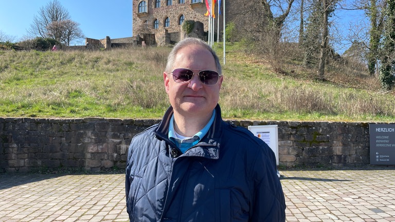 Auch Arne Hermann-Stopsack aus Nordrhein-Westfalen war am Mittwoch am Hambacher Schloss, um "die wunderschöne Aussicht zu genießen und die Wiege der deutschen Demokratie zu besuchen", erklärte er. Hier ist er am Fuß des Hambacher Schlosses zu sehen.