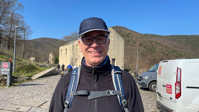 Christian Roth aus Neustadt steht am Fuß des Hambacher Schlosses. Er wollte sich am Mittwoch die neue Ausstellung im Schloss ansehen. Er findet den Tag der Demokratiegeschichte wichtig, "gerade in der heutigen Zeit, wo man merkt, dass die Demokratie nicht selbstverständlich ist", erklärte er im Gespräch mit dem SWR.