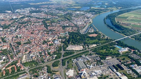 Die Stadt Speyer aus der Vogelperspektive: Die Speyerer Stadtwerke setzten zukünftig auf Fernwärme aus Tiefengeothermie 