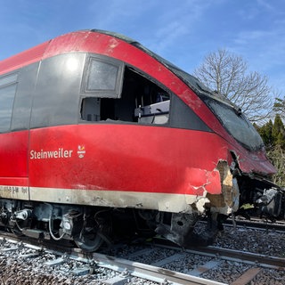 Der Zug am Tag nach dem Unfall am Bahnübergang in Insheim -  er muss abgeschleppt werden