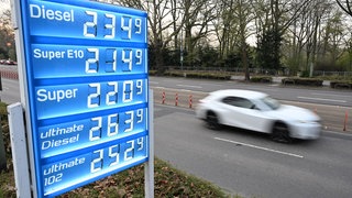 Die Preisanzeige einer Tankstelle Ende März: Die hohen Benzinpreise setzen auch Fahrschulen zu 