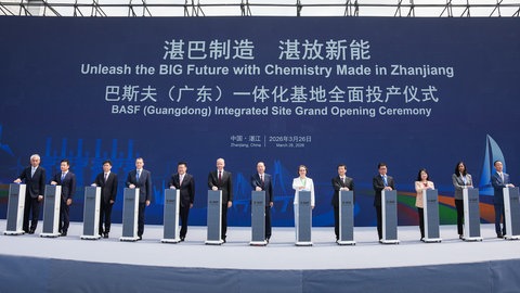 Feierliche Eröffnung des BASF-Werks in China - die deutsche Wirtschaftsministerin sendete eine Videobotschaft