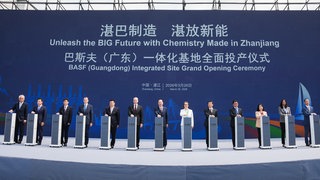 Feierliche Eröffnung des BASF-Werks in China - die deutsche Wirtschaftsministerin sendete eine Videobotschaft