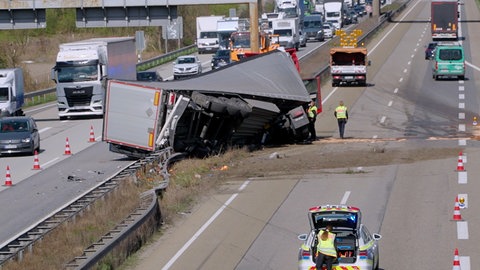 Lkw-Unfall auf der A61 bei Ludwigshafen in Richtung Koblenz. Der Fahrer dieses Lkw wurde leicht verletzt.