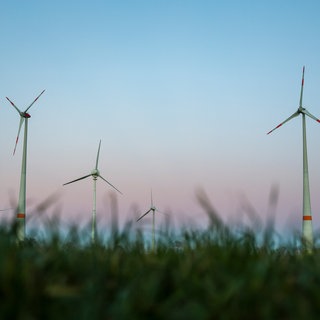 Windräder stehen in der Landschaft  (Archivbild)