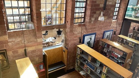 Die Stadtbibliothek Landau ist im Alten Schlachthof untergebracht