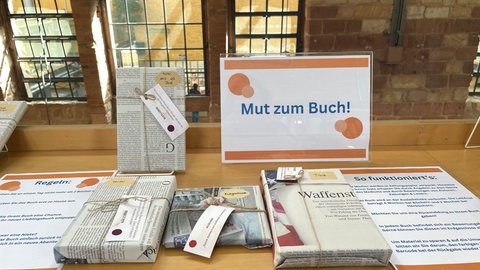 Die Aktion "Mut zum Buch" ist eine Art Blind Date mit einem Buch. So sollen Leser auch mal ihre "Komfortzone" verlassen und etwas lesen, was sie sonst vielleicht nicht ausgeliehen hätten.