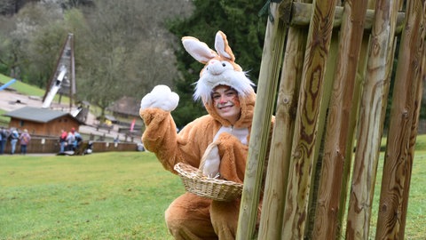 Das Bild zeigt einen als Osterhasen verkleideten Menschen im Wildpark Silz. Hier und anderswo in der Pfalz ist zu Ostern 2026 so einiges geboten.