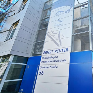 Nach einem Brand an der Ernst-Reuter-Realschule in Ludwigshafen ermittelt die Kriminalpolizei wegen Verdachts auf Brandstiftung