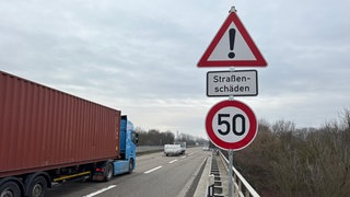 Ein Schild auf der Schnellstraße von der BASF zur B9 verweißt auf Tempo 50 wegen Straßenschäden