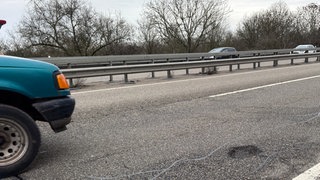 Schlagloch in Landstraße.  Die marode B9 bei der BASF Ludwigshafen zur Autobahn A6 soll im Sommer saniert werden. 