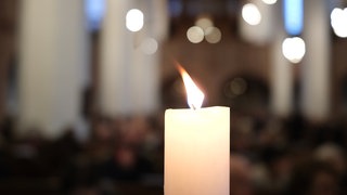 Kerze brennt in einer Kirche