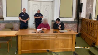 Der mittlerweile verurteilte Angeklagte im Gerichtssaal am Landgericht Landau im Prozess um Briefkastenklau und manipulierte Rechnungen